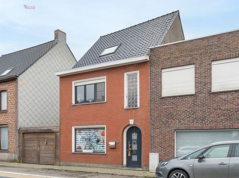 Een instapklare gerenoveerde woning op een totale grondoppervlakte van 640m² met een bruikbare vloeroppervlakte van 168m². Het perceel heeft een diepe