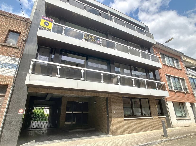 Op een rustige en vlot bereikbare locatie in Tienen vinden we dit volledig gerenoveerde appartement.&lt;br /&gt;
Het appartement beschikt over een ruime en