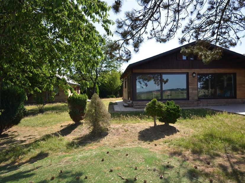 Twee charmante chalets met bijgebouwen en tuin worden te koop aangeboden in een aangenaam woonpark, op een perceel van in totaal 6 are 66 centiares. H