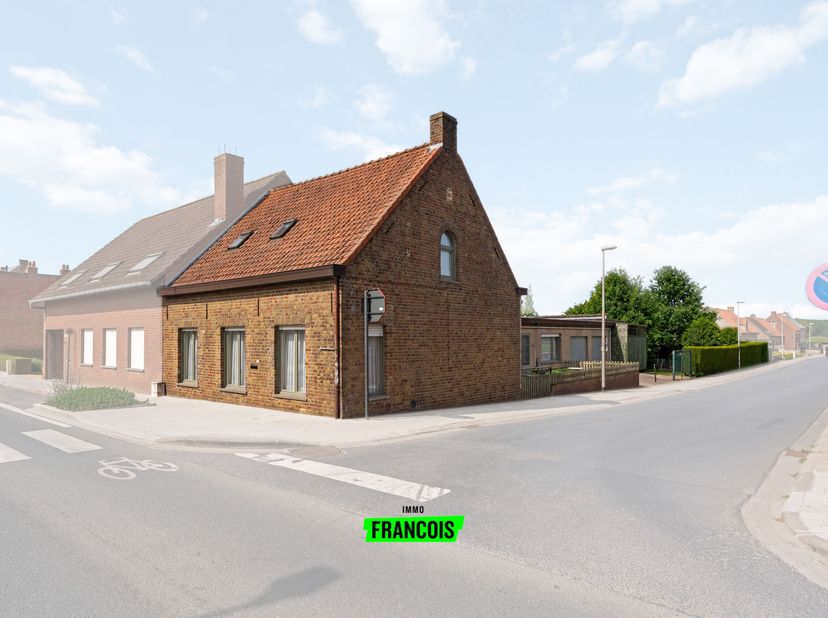 Au centre d&#039;Esen, se trouve cette spacieuse maison avec un double garage. Grâce à son emplacement, divers commerçants locaux, supermarchés, établissem