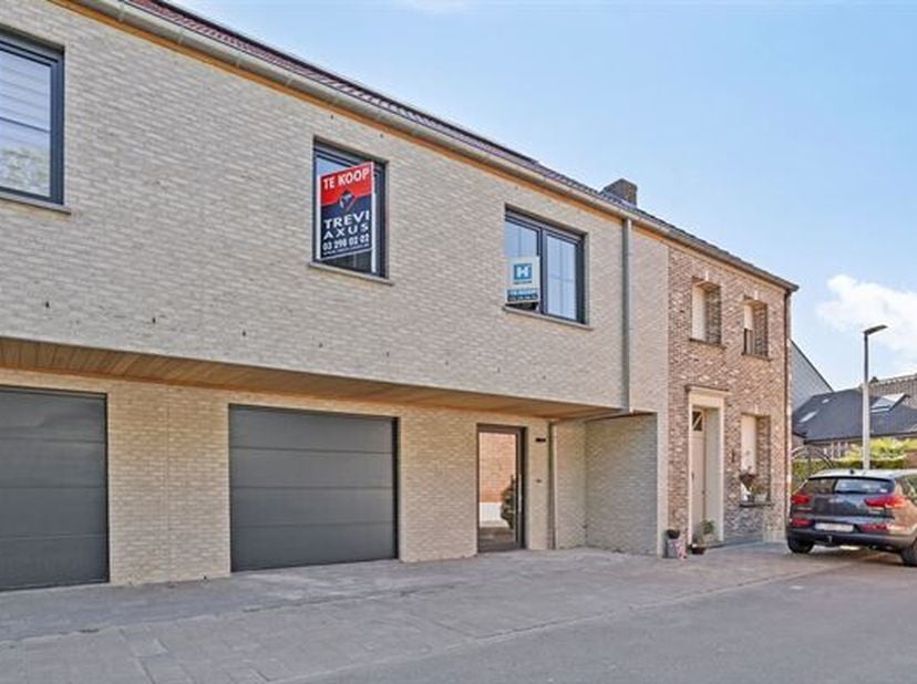 NIEUWBOUW WONING MET 3 SLAAPKAMERS EN GROTE TUIN (PERCEEL 305m²)&lt;br /&gt;
Gelegen in rustig en doodlopend straatje, nabij het centrum van Sint-Amands.&lt;br