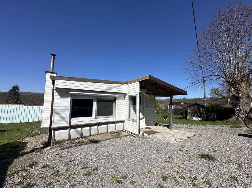 Chalet de ± 49 m²&lt;br /&gt;
- Hall d&#039;entrée de 4m²,&lt;br /&gt;
- Cuisine de ±12m² sur carrelage avec meubles, évier, taque gaz, hotte,&lt;br /&gt;
- Salon de ±15m² s