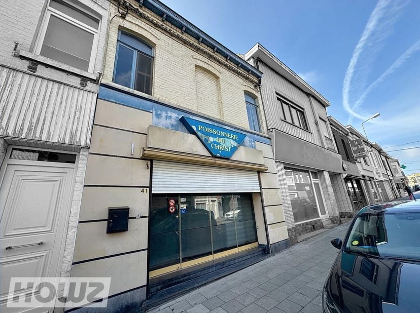 Au cur de Mouscron, dans la rue du Christ, découvrez ce bien atypique au potentiel fou ! Un bâtiment qui nattend quun regard neuf pour être réinventé,