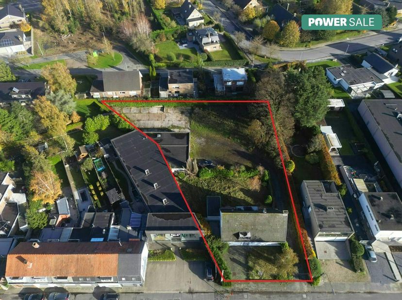 Gelegen langs de Brugsesteenweg in het Mammoet Center Roeselare met aanwezigheid van baanwinkels, horeca en diensten. &lt;br /&gt;
Op het perceel is het &#039;RU