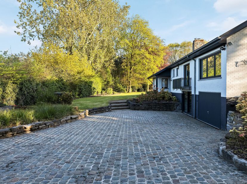 Villa de Rêve dans une Oasis de Verdure. Découvrez cette villa prête à emménager, idéalement située dans une oasis de tranquillité, en pleine nature e