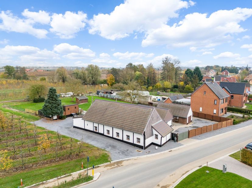 Deze charmante hoeve is gelegen in het rustige Schakkebroek. Een deelgemeente van Herk-de-Stad. &lt;br /&gt;
De woning is aan 2 zijden (links en achterligge