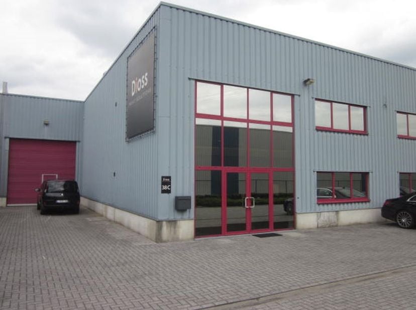 Goed onderhouden KMO-unit bestaande uit magazijn (560m²) en kantoren (120m²) te Lier.