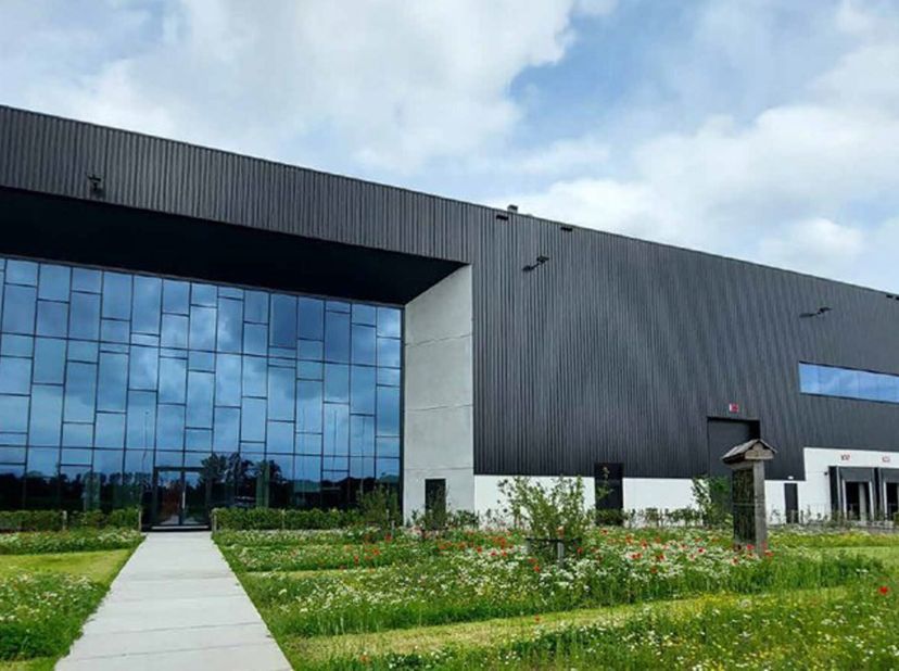 Unit J : 13.201 m² magazijn met mezzanine 2.121m² , is te huur op Ghent Logistics Campus te Evergem. Kantoren  glv  679m² en 1ste V 682m² kunnen op ma