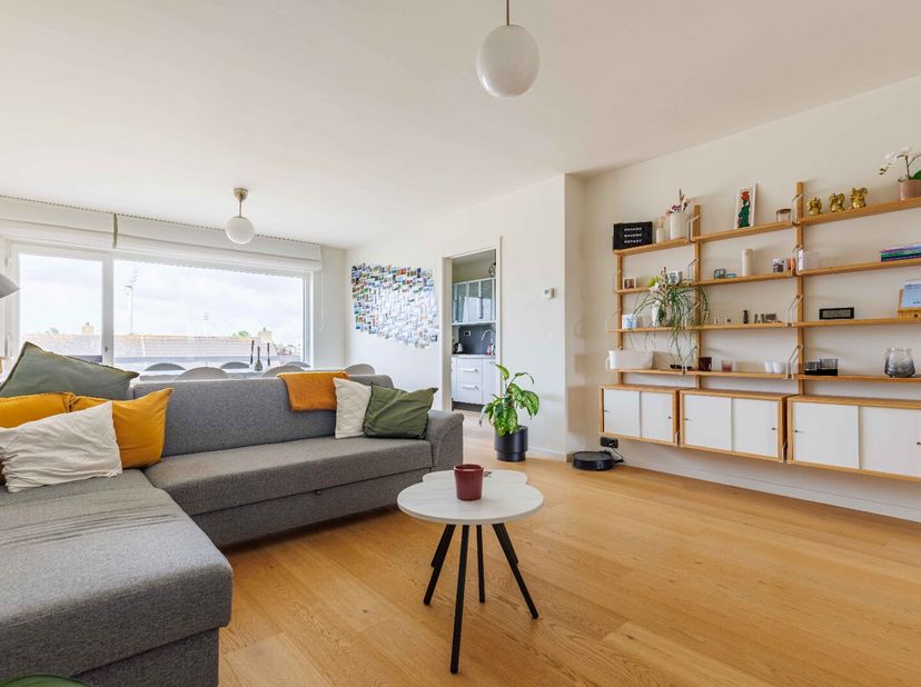 ASSEBROEK - STARTPRIJS - Welkom in Assebroek! HIP &amp; INSTAPKLAAR 2-SLPKAPPARTEMENT met GARAGE, gelegen 3 hoog met groen zicht! EPC label B! OVERVLOEDIG