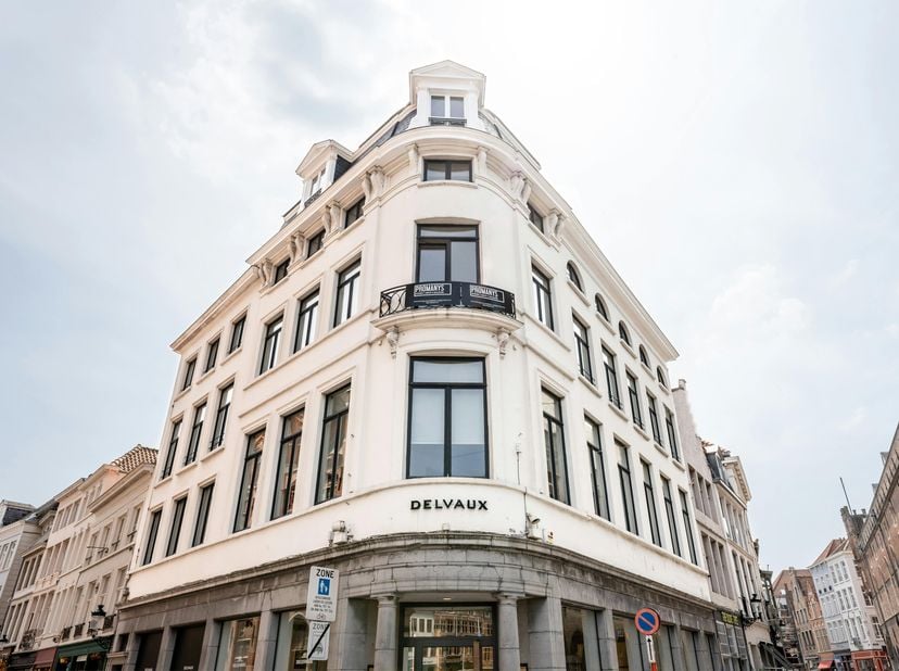 Dit luxueuze appartement te huur in Brugge geniet van een uitstekende bereikbaarheid en alle voorzieningen liggen op wandelafstand. Denk hierbij aan w