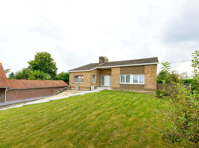 Deze indrukwekkende, vrijstaande woning biedt ongekende mogelijkheden dankzij een uitzonderlijk ruime indeling en een royaal perceel van 1.037 m². Hie