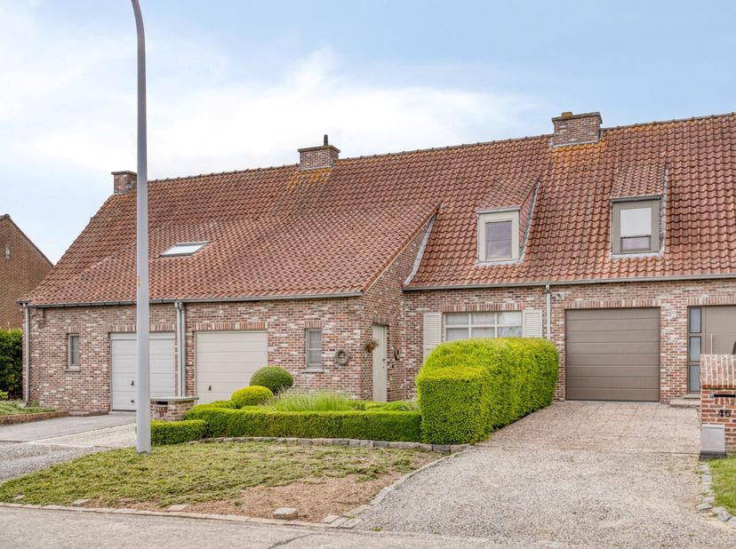 Een verzorgde woning in een doodlopende straat  ....&lt;br /&gt;
Via de mooi aangelegde voortuin met oprit komen we de woning binnen. We merken meteen dat d