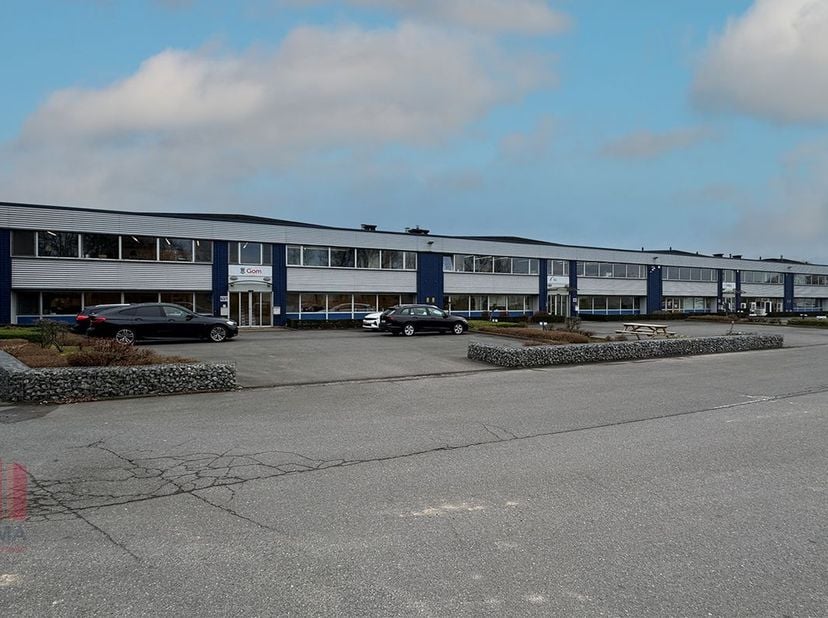 Uitstekend gelegen magazijn van 1.152 m² met 144 m² kantoor, dicht bij de A12 en E19.&lt;br /&gt;
&lt;br /&gt;
Het magazijn heeft een vrije hoogte van 6 m onder d
