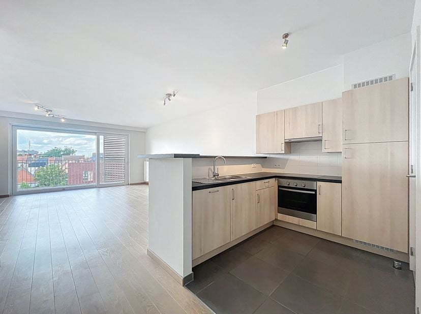 Cet élégant appartement, situé dans le quartier animé de Dok Noord, allie un confort de vie moderne à un emplacement exceptionnel. &lt;br /&gt;
Toutes les c