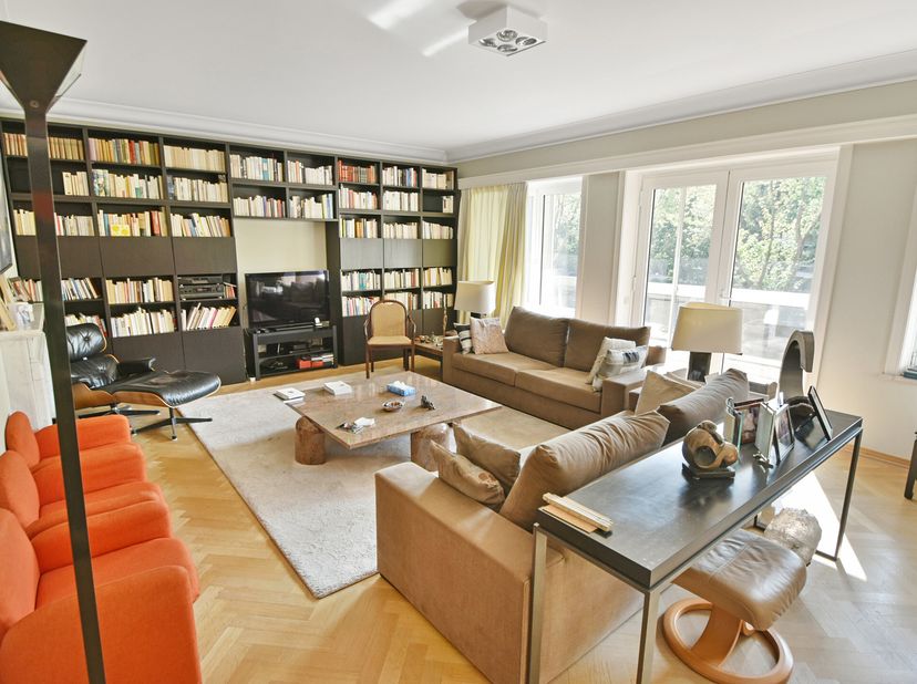 UCCLE - Idéalement situé à 2 pas du parc Brugmann dans un quartier résidentiel au calme, AMELOT PROPERTIES vous présente cet appartement de standing 3