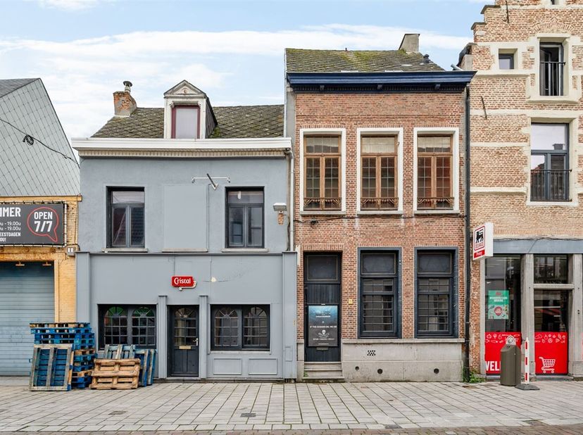 Dit prachtige handelshuis, gelegen in de levendige Eikelstraat te Lier, biedt een unieke kans voor ondernemers of investeerders. Het pand bevindt zich