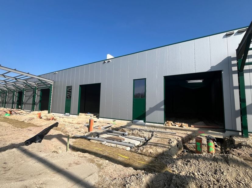 Unit 14 (290m²) in KMO-zone ‘The Sheds’ op de RE|CORE-site is gelegen in industriegebied en beschikt over 2 privatieve parkings. .  Vrije hoogte 6,26m