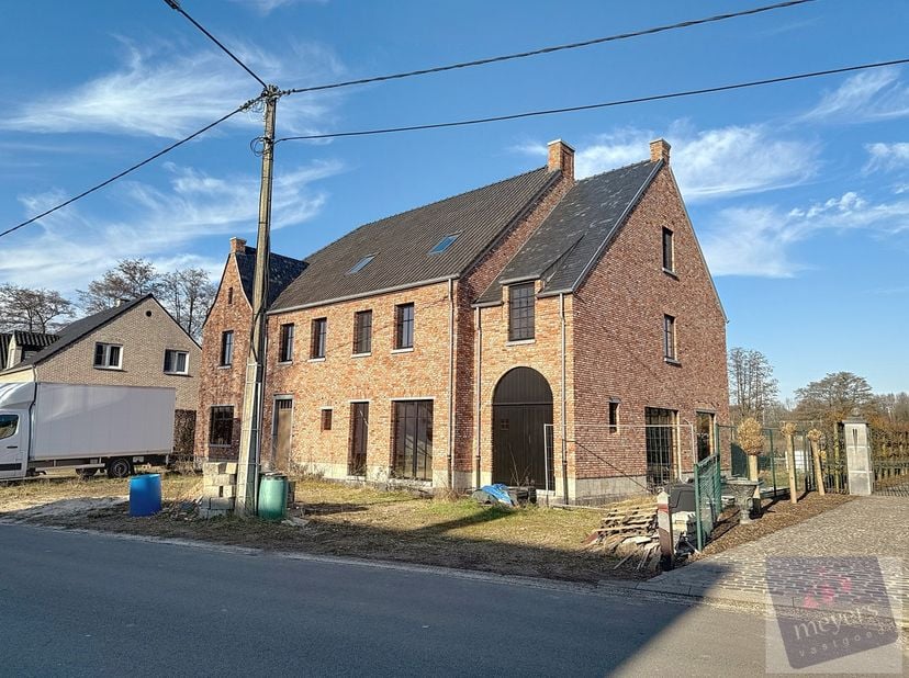 Op zoek naar een ruime en stijlvolle nieuwbouwwoning die je volledig naar eigen wens kan afwerken? Deze halfopen bebouwing (wind- en waterdicht) in la