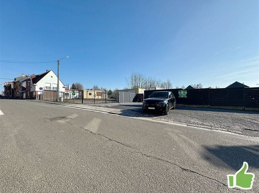 Situation exceptionnelle pour ce terrain à bâtir avec 45m de front à rue en plein coeur de Luingne. &lt;br /&gt;
D&#039;une surface de près de 3000m2, en pleine