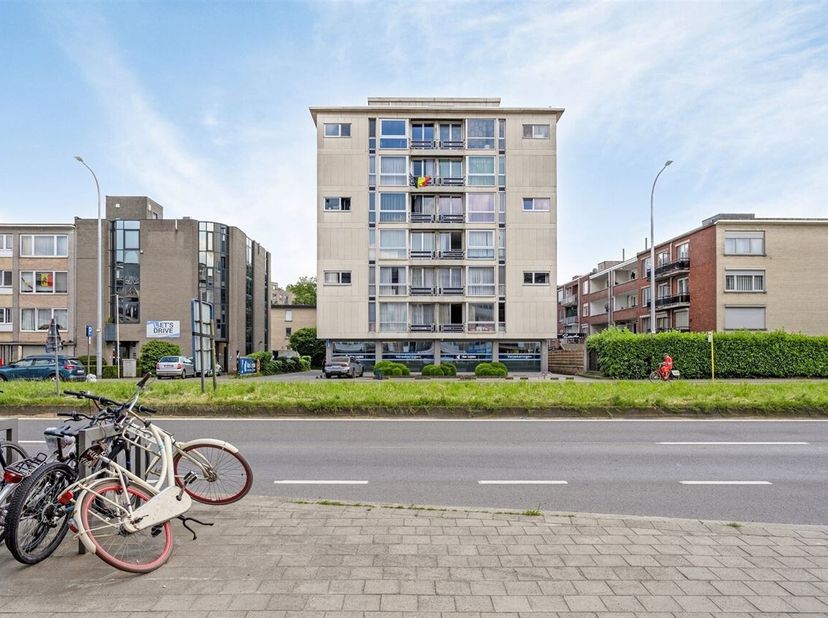 Dit prachtige appartement op de Bisschoppenhoflaan biedt alles wat je nodig hebt voor comfortabel wonen. De ruime living met grote ramen zorgt voor ee