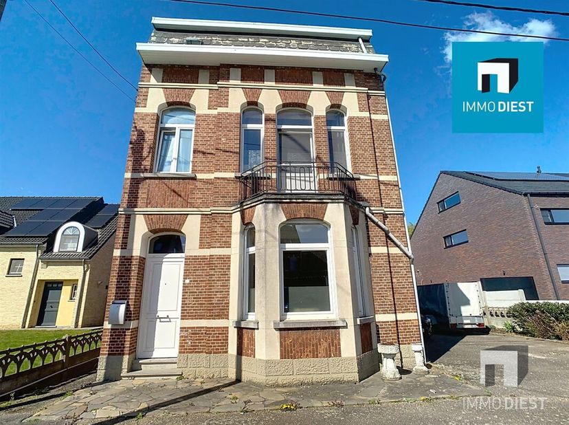 Op zoek naar een ruime karaktervolle woning met karakter op een gunstige locatie mét mogelijkheden? &lt;br /&gt;
Deze charmante jaren 40-woning biedt  ruimt