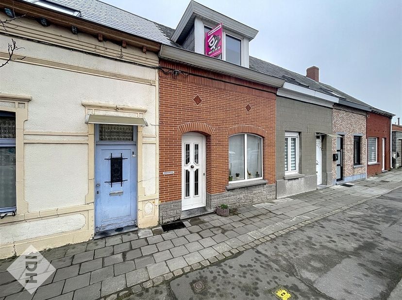 Venez découvrir cette maison de 2 chambres, idéalement située à quelques pas de la gare de Tournai. Elle se compose d&#039;un séjour de 22 m², d&#039;une salle