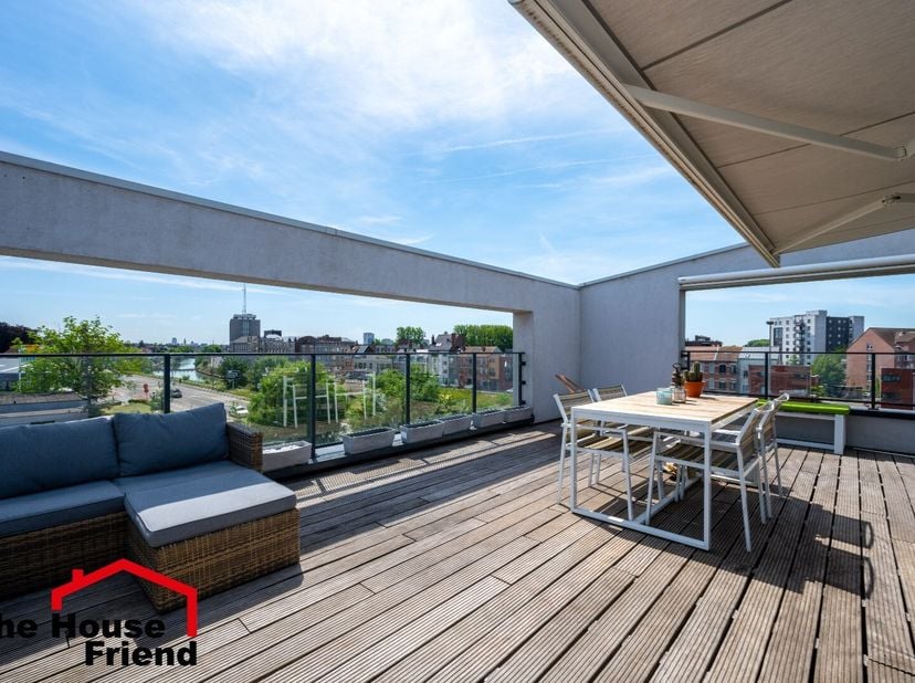 Genieten van een prachtig uitzicht uit een comfortabele woning?&lt;br /&gt;
Dit penthouse is gelegen op het 4e verdiep en heeft een uitzicht over de Brugse