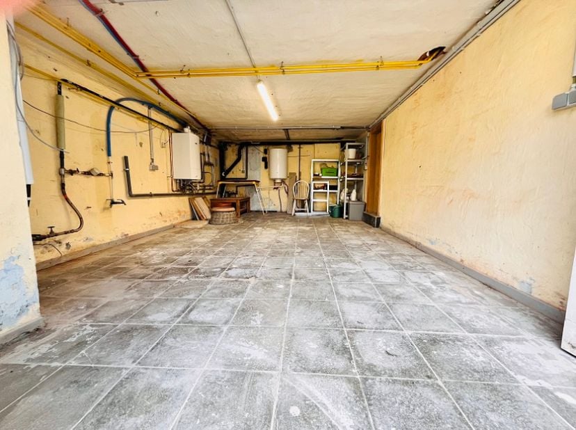 Deze volledig afgesloten garagebox bevindt zich op 400m van de Zeedijk van Wenduine en vlak aan de Molen.&lt;br /&gt;
&lt;br /&gt;
Afmetingen: diepte: +/- 6,80m x