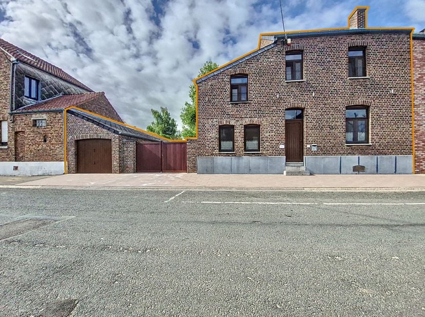 L&#039;Immobilière Borremans vous présente à la vente, cette charmante maison 3 façades, idéalement située au cur du village de Limont (Donceel).&lt;br /&gt;
Off