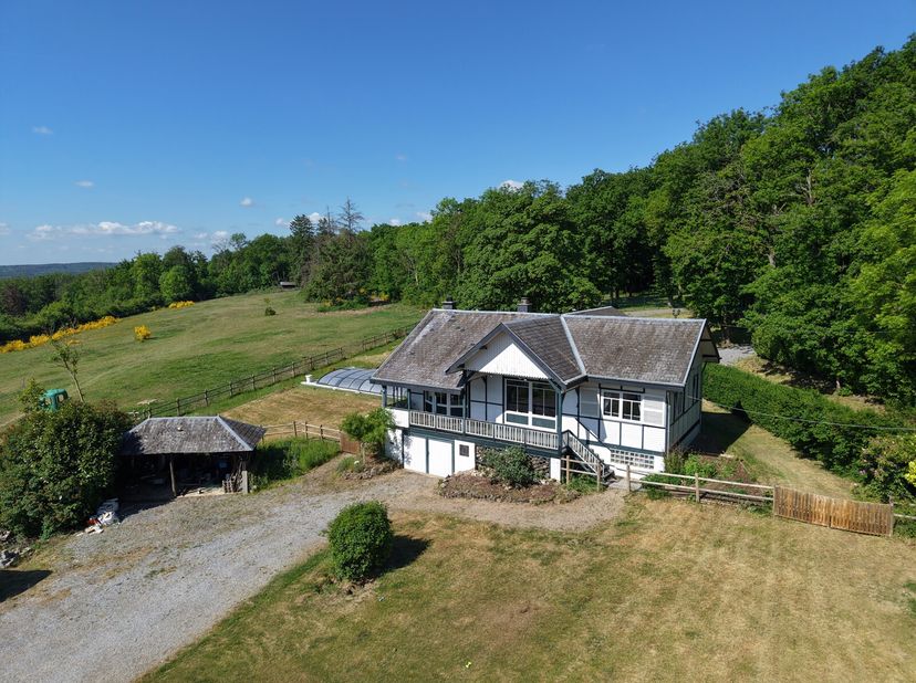 Baillonville (Somme-Leuze) : Charmante maison 4 façades avec piscine couverte et garage bâtie sur une parcelle de plus de 2 hectares. La propriété est