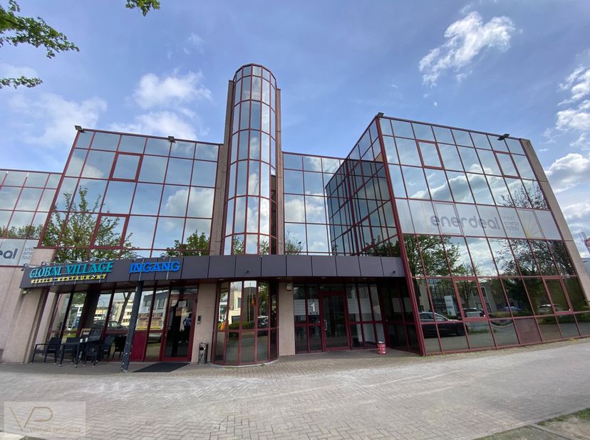 Cet immeuble de bureaux est situé à l&#039;angle du Lozenberg et de la Leuvensesteenweg, dans un endroit unique à haute visibilité. &lt;br /&gt;
&lt;br /&gt;
Les burea