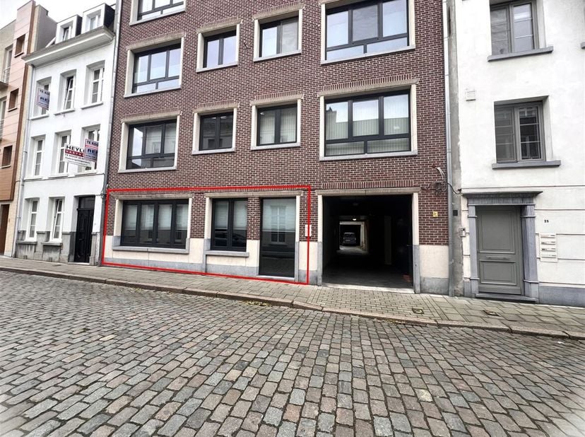 Gelijkvloers appartement met twee slaapkamers in het centrum van Lier&lt;br /&gt;
Ligging: Het appartement is gelegen vlak aan de grote markt van Lier en op