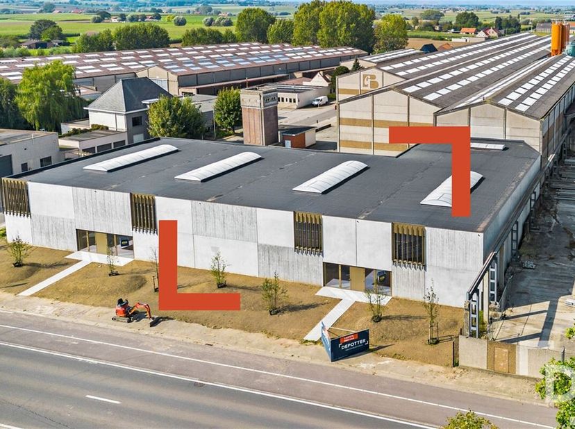 KMO Unit te huur in bedrijvencentrum DE VIERGRENS met zijn ligging op de grens tussen Ieper en Heuvelland.&lt;br /&gt;
De unit beslaat een oppervlakte van 3