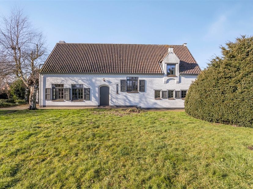 Deze te renoveren alleenstaande woning is gelegen nabij diverse invalswegen en op een kwartier van centrum Gent. Het perceel heeft een oppervlakte van
