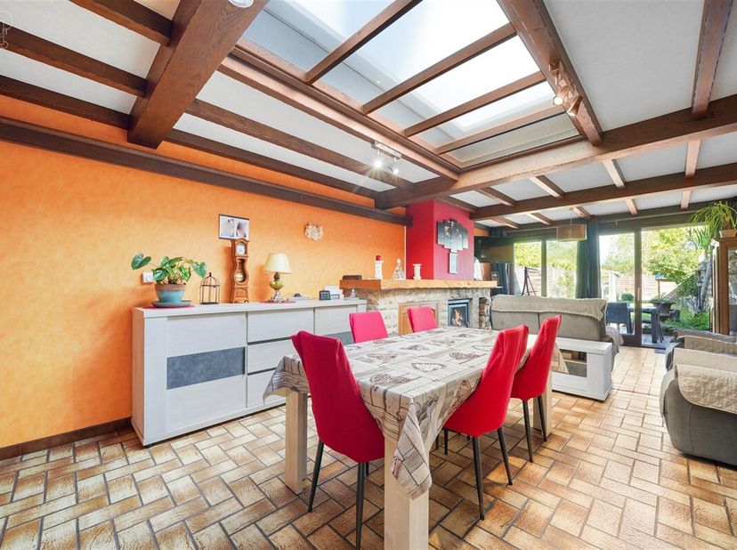 Groot, halfvrijstaand huis met garage voor 2 auto&#039;s aan de voorkant.&lt;br /&gt;
Begane grond: inkomhal momenteel in gebruik als bureau, woonkamer, ingerich