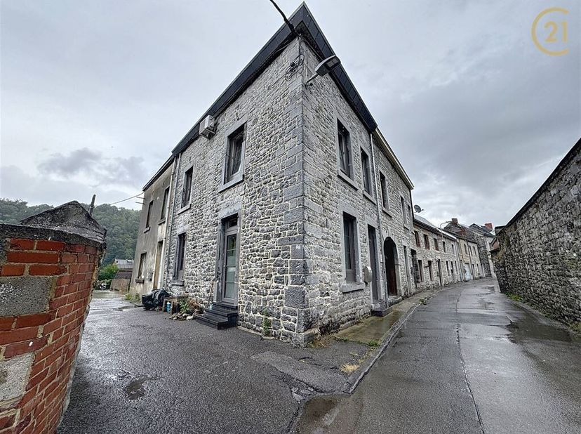 Gelegen in het charmante dorpje Sclayn, biedt dit stenen huis met 3 gevels een aangename woonomgeving, binnen handbereik van voorzieningen (winkels, s