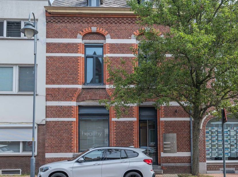 HOOGWAARDIG AFGEWERKT HANDELSGELIJKVLOERS MET DIVERSE MOGELIJKHEDEN IN HET CENTRUM VAN MAASEIK.&lt;br /&gt;
ADRES&lt;br /&gt;
- Koning Albertlaan 8, 3680 Maaseik.