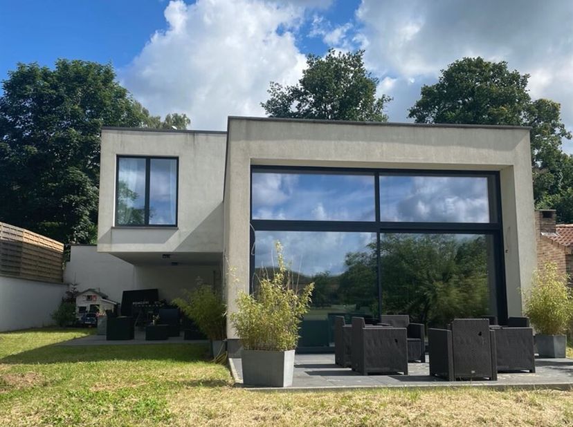 Génération Immo heeft het genoegen u deze eigentijdse villa voor te stellen, gebouwd in 2018, met een aangenaam uitzicht over de velden. Gelegen op me