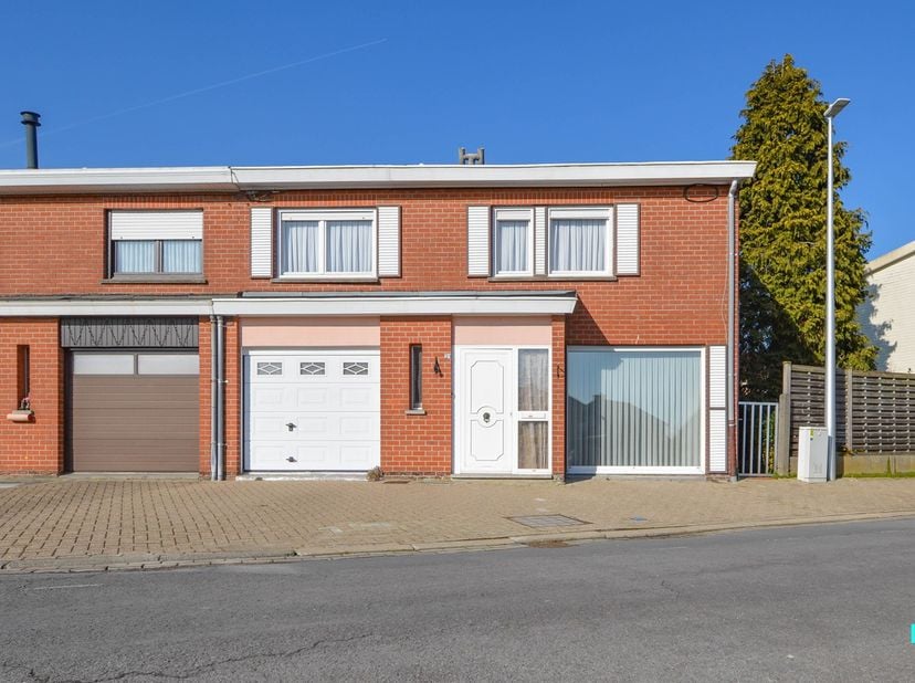 Deze kindvriendelijk gelegen, halfopen bebouwing met vier slaapkamers beschikt over een bewoonbare oppervlakte van 153 m² (volgens EPC-attest) en is g
