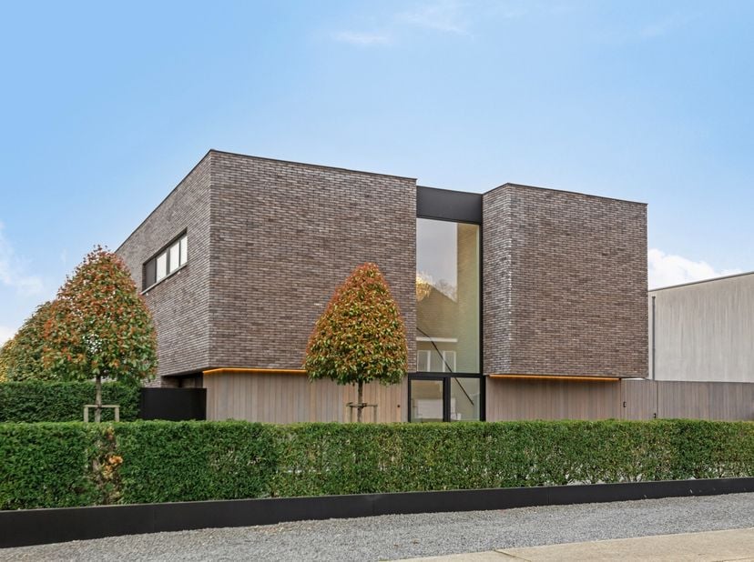 ARCHITECTURALE VILLA op een ruim perceel MET ZWEMBAD&lt;br /&gt;
 &lt;br /&gt;
Deze moderne villa op een ruim perceel van 17a60ca, werd gebouwd in 2018 en is opti