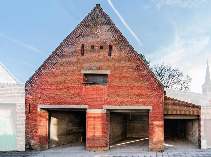 Charmante grange avec jardin à transformer en un logement familial. Permis d&#039;habitation déjà obtenu.&lt;br /&gt;
Actuellement, le bien se compose au rez-de-