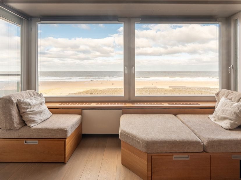 Spacieux appartement en bon état, situé sur la place Rubens, avec une vue frontale sur la mer depuis la cuisine et le salon. L&#039;appartement dispose d&#039;u