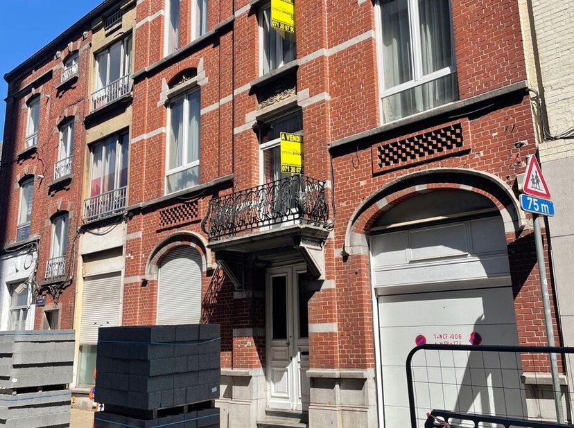MAISON BOURGEOISE&lt;br /&gt;
EN PLEIN COEUR DE LA VILLE BASSE&lt;br /&gt;
Rez-de-chaussée : hall d&#039;entrée, bureau, pièce ou atelier (60 m²).&lt;br /&gt;
1er étage : sa