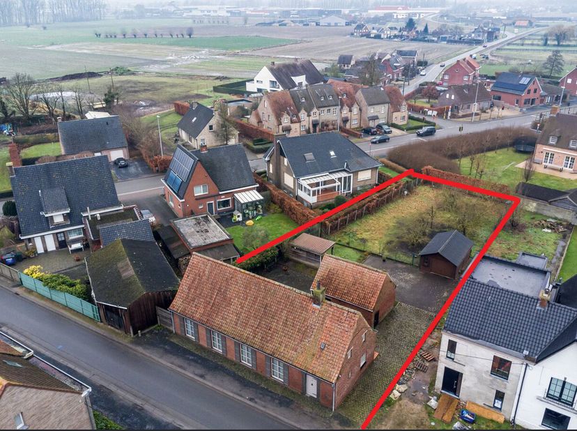 Deze te renoveren woning is gelegen op een mooie landelijke ligging te Waregem. U kan hier genieten van een aangename grond met een oppervlakte van 93