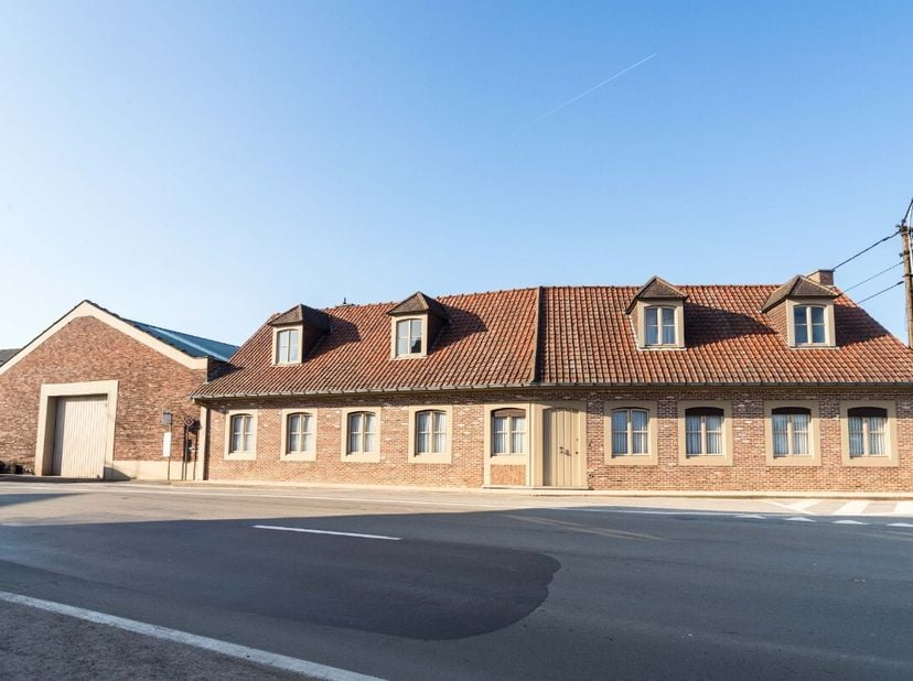Zwevegem: Woning met loods (+- 250m²), 3 slaapkamers en tuin te koop in Zwevegem Bent u op zoek naar een woning met veel potentieel en ruimte? Deze go