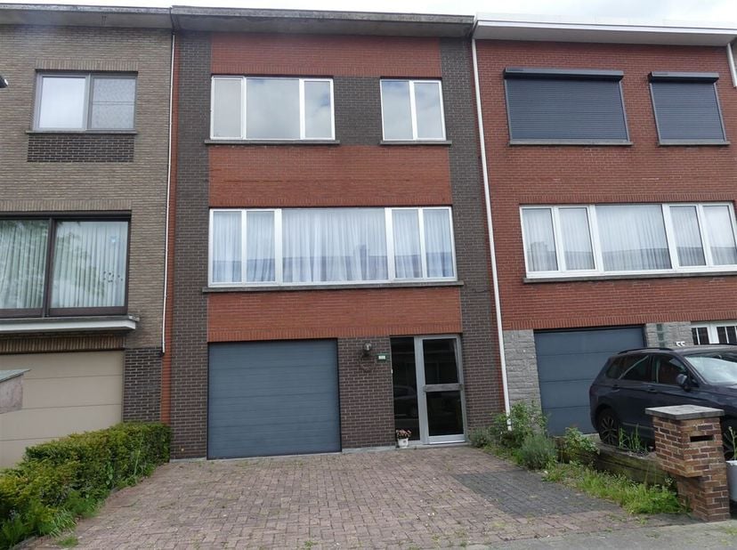 Welkom in deze charmante woning in het hart van Aartselaar! Met een bewoonbare oppervlakte van 175m² op een perceel van 259m², biedt deze woning versc