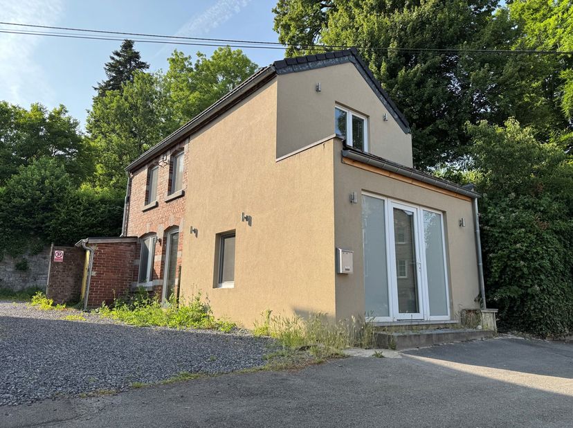 Rez de chaussée de ±33m²:&lt;br /&gt;
-Salon sur béton lissé de ± 17,5m²,&lt;br /&gt;
-Cuisine équipée sur béton lissé de ±11m², (four, taque vitrocéramique, hott
