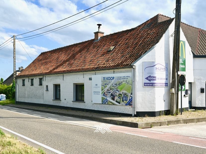 Deze te renoveren woning is rustig gelegen en geniet van een uitstekende bereikbaarheid dankzij de nabijheid van de E17 en de N35. Het pand vormt een