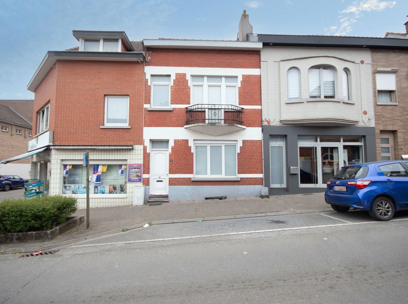 Immo Pické biedt U deze gunstig gelegen woning aan in de nabijheid van scholen, winkels, openbaar vervoer en de belangrijkste verbindingswegen. Deze w