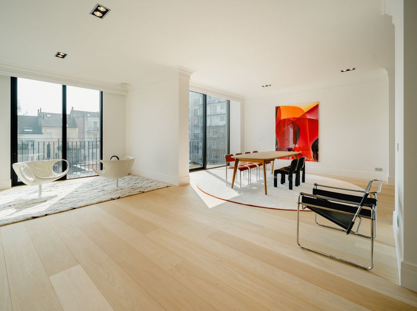 A deux pas de l&#039;avenue Louise, cet appartement de ± 221 m² se situe au deuxième étage du projet The Sixty, superbe réhabilitation de deux hôtels de ma